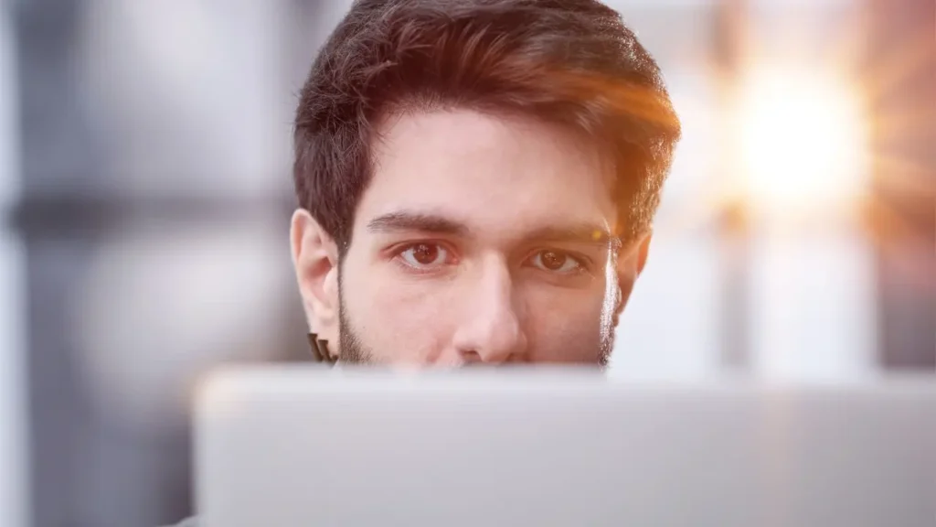 Es posible realizar un despido por cotillear información de clientes ya que vulnera el deber de confidencialidad de los datos